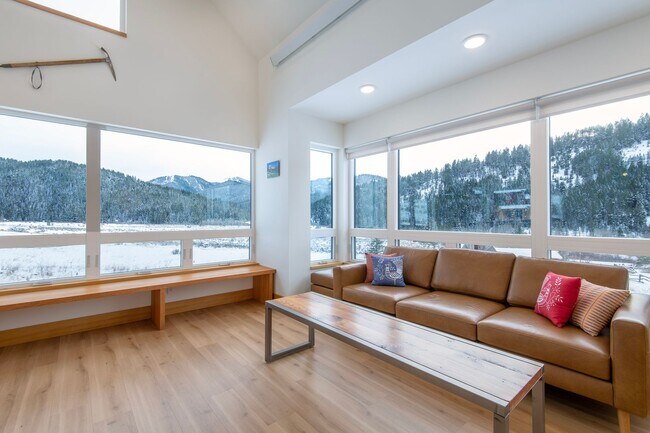 Building Photo - Seasonal Rental 11/1/25 - 5/30/26 Modern F...