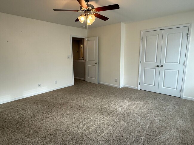 Building Photo - Beautiful 4 bedroom 2.5 bath home located in the Cliffs subdivision!