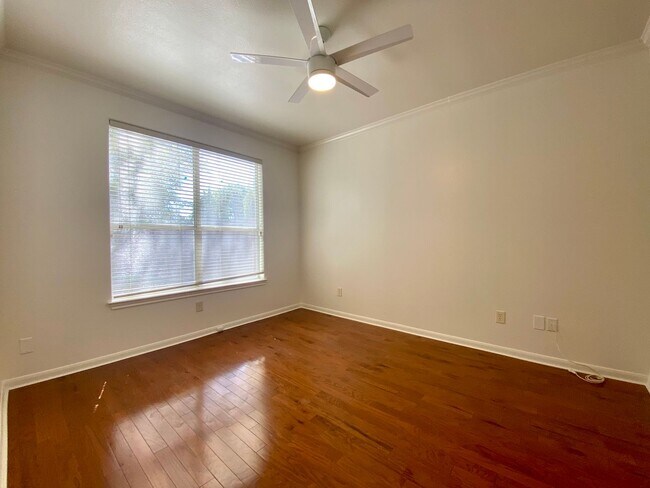 Building Photo - 3 Bedroom Townhouse Condo-North Austin!