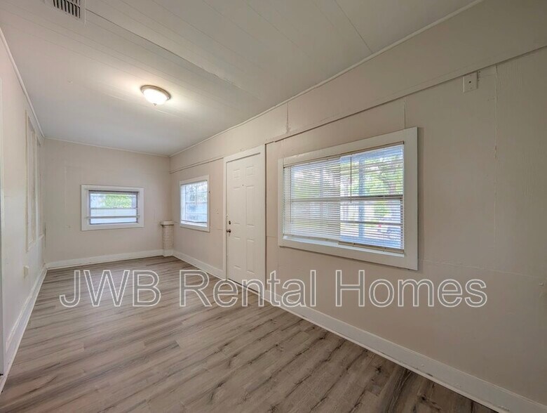 Building Photo - 1734 Brackland St