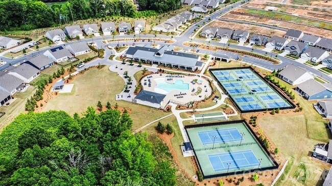 Building Photo - 2026 Lake Como Dr