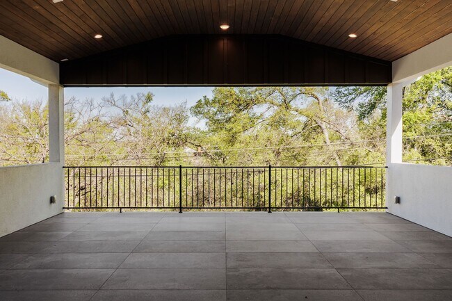 Building Photo - 2504 Bluffview Dr
