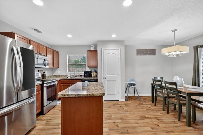 Building Photo - Available June 15th! 3BR Home in Tavares with Huge Backyard