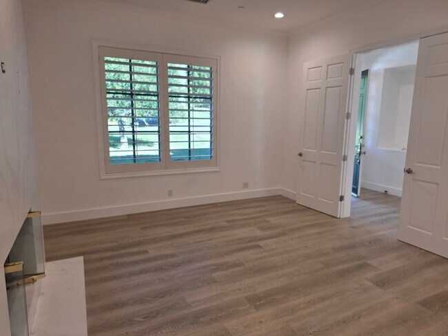 Building Photo - Lake Sherwood 5+4 Pool Home on the lake