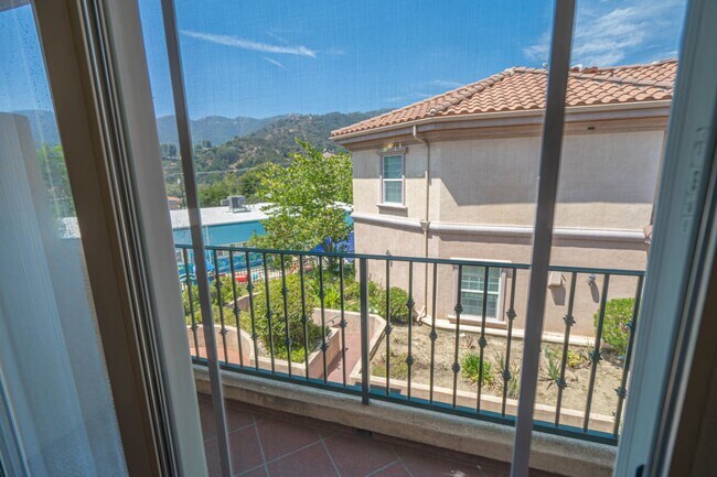 Building Photo - Spacious 3-Bedroom Condo with Underground ...