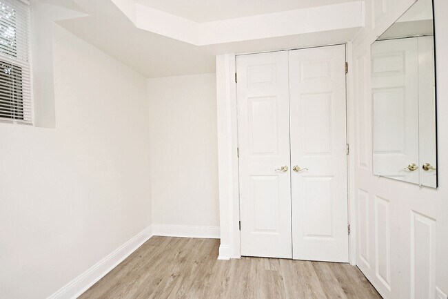 Building Photo - Student-Friendly Home in Desirable Univers...