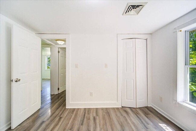 Building Photo - 629 S Rd