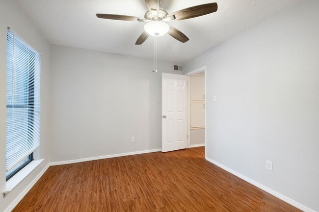 Building Photo - Cute 2 Bedroom, 2 Bath Condo in Northwest ...