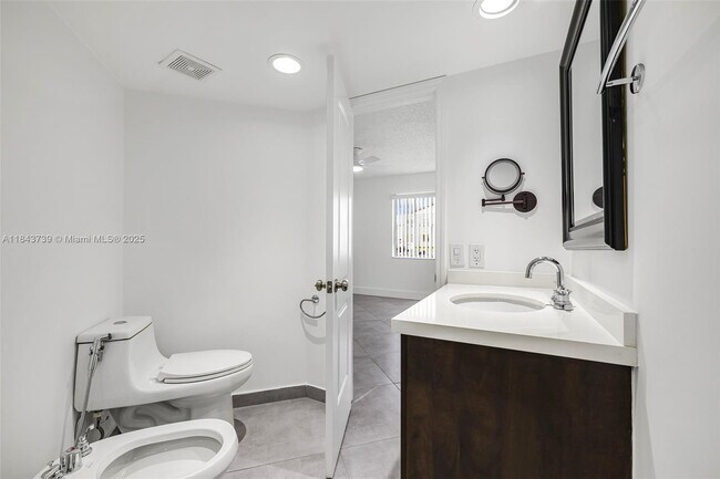 Building Photo - 9407 Fontainebleau Blvd