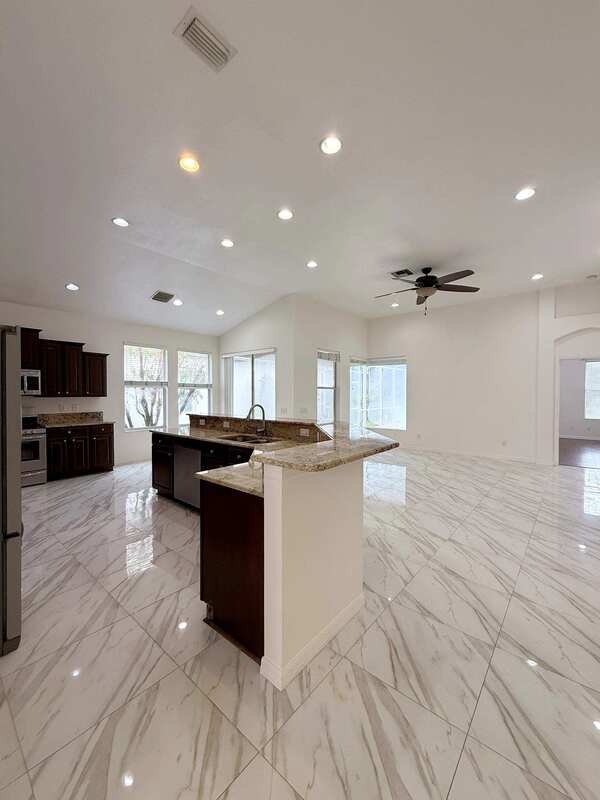 Building Photo - 9512 Greenpointe Dr
