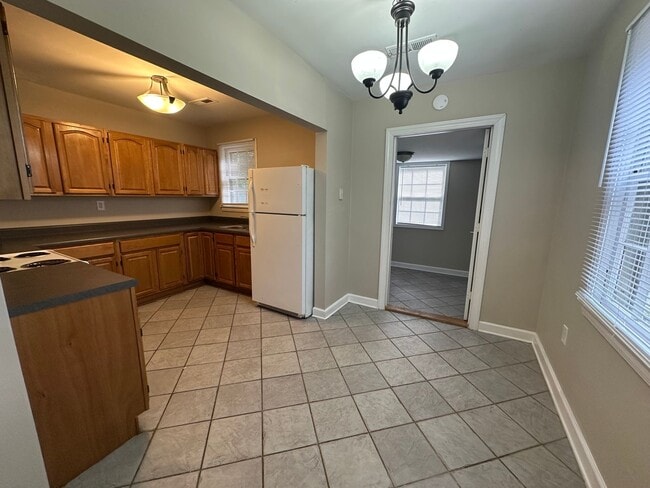 Building Photo - Cute One Level House with Eat-In Kitchen