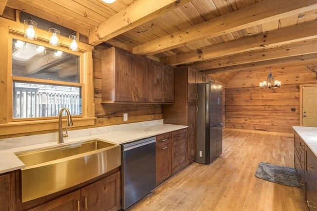 Building Photo - 1762 Burke Hollow Rd