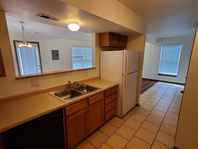 kitchen opens to dining room - 1013 Diamond Head Rd