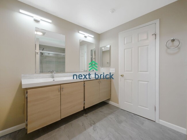 Building Photo - 2 Bed and 2.5 Bath Stunning Townhome is Available for Rent!