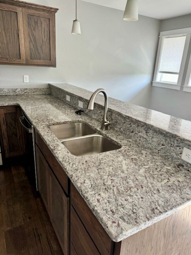 Building Photo - 3 Bedroom, 2 1/2 Bathroom Townhouse -2 weeks free rent with 1-year lease-