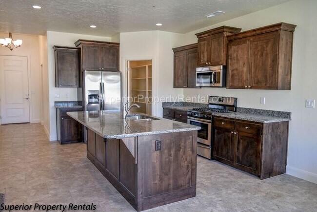 Building Photo - 4 bed, 2.5 bath home, 2 car garage with a large yard/ Pet friendly