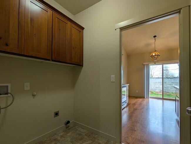 Building Photo - Great 3bed/2 bath home with solid surface flooring!