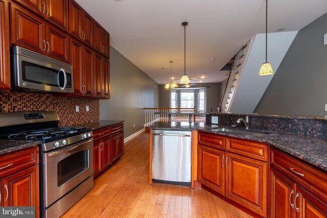 Building Photo - 1017 Dorrance St