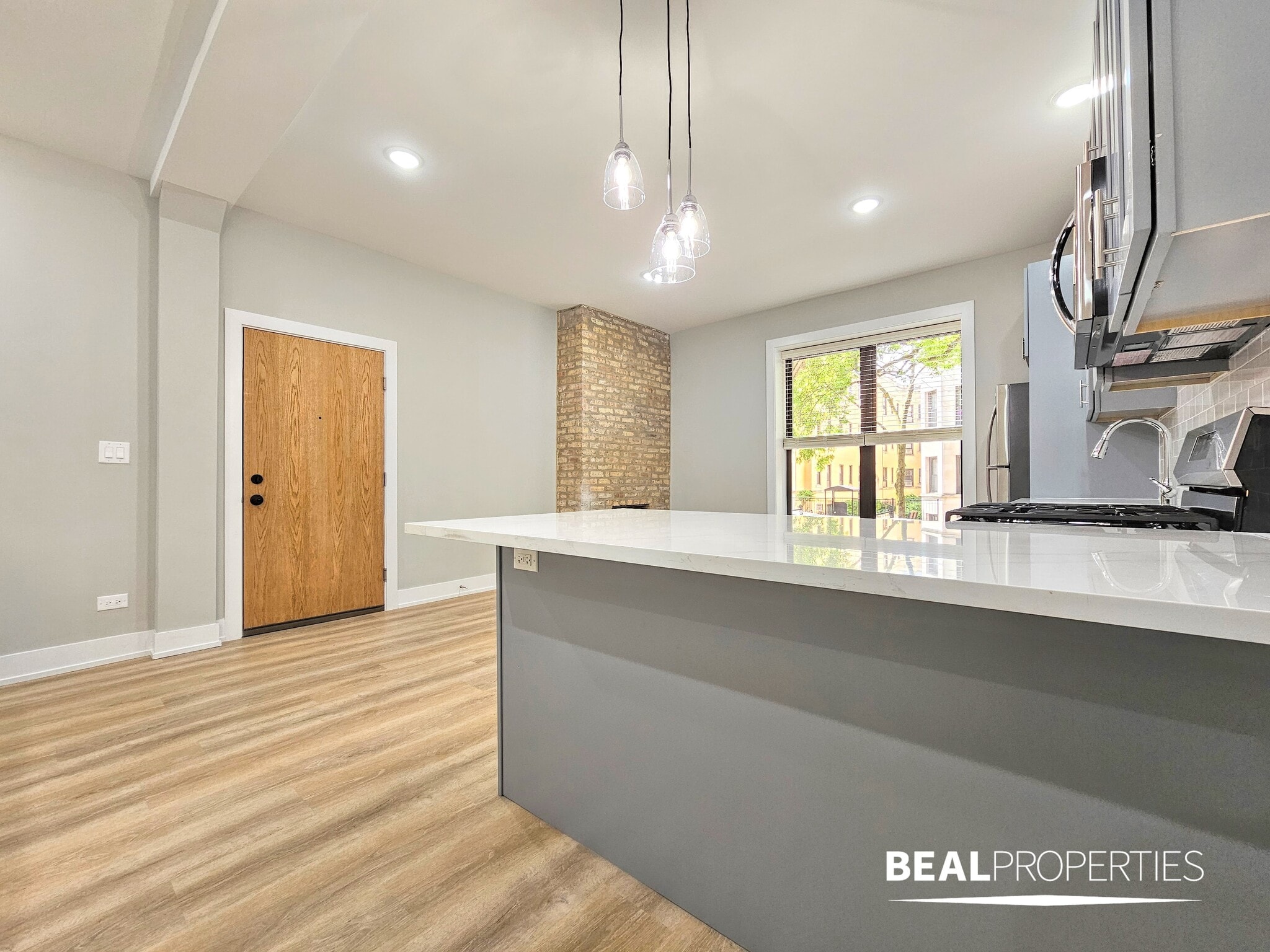 Building Photo - 428 W Belden Ave