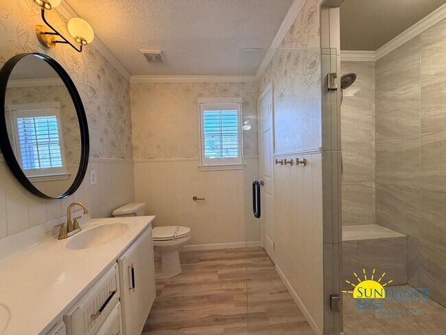 Building Photo - Charming Custom Details & Cul-de-Sac Living in Mary Esther!