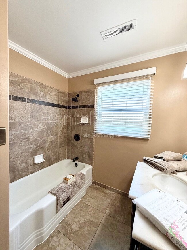 Building Photo - 1421 W 21st St