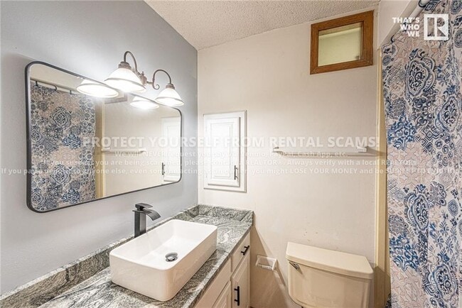 Building Photo - 424 E Malinda Dr