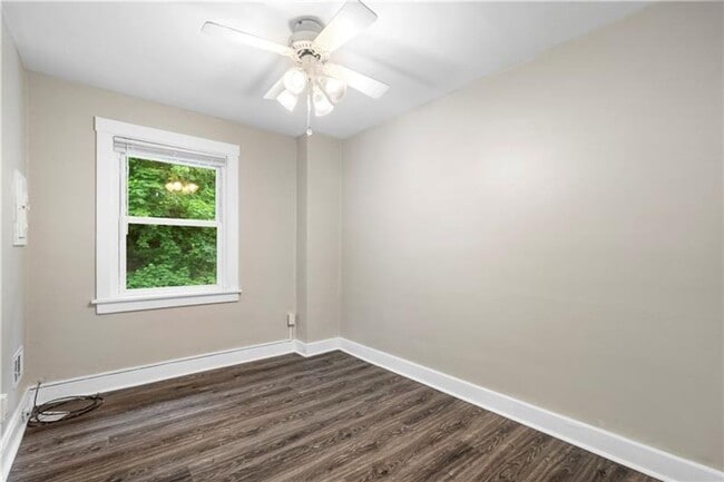 Building Photo - Tucked-Away 3bed 1 bath Treasure with City Perks Just Minutes Away