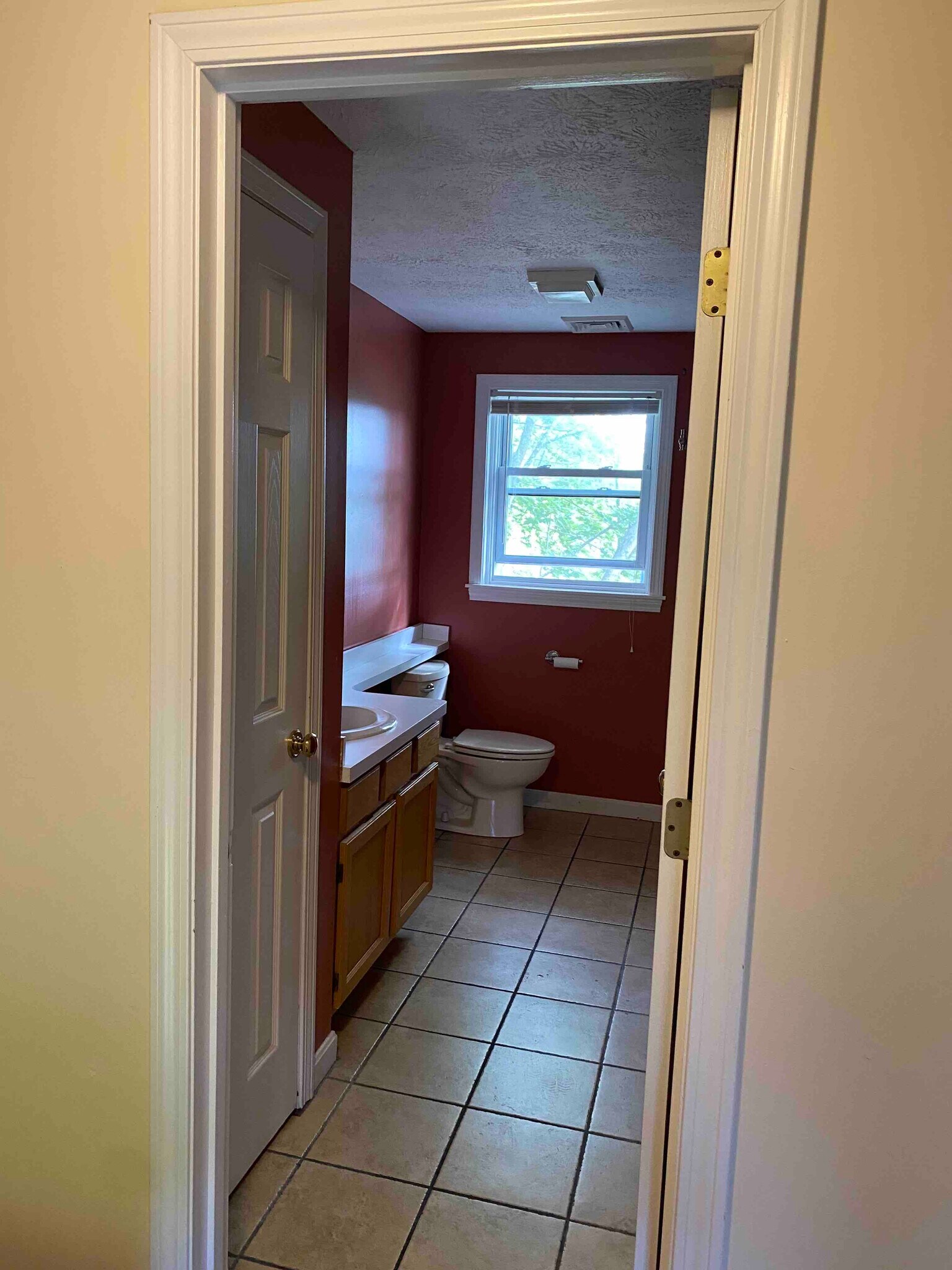 Full bath, second floor - 30 Charter St