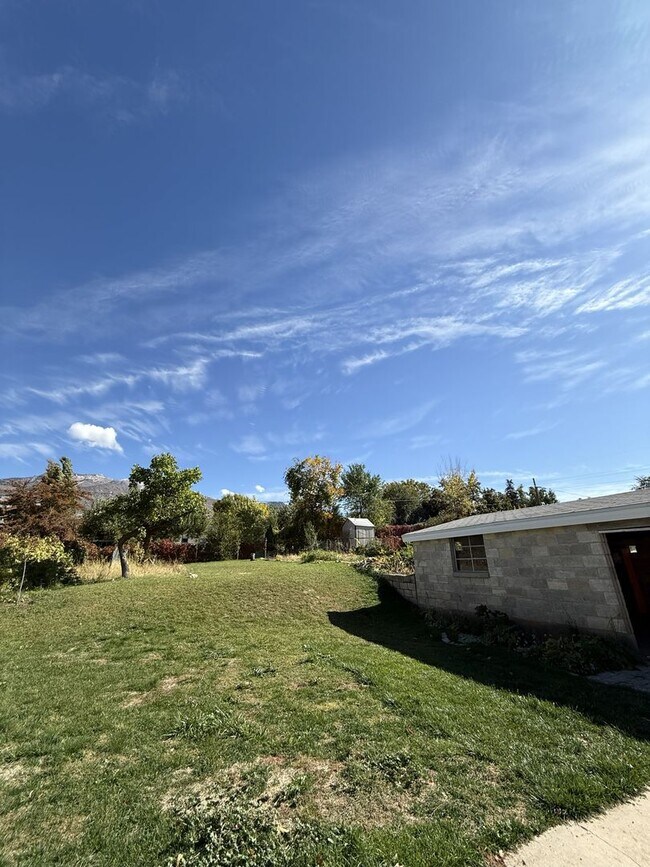 Building Photo - Cute, Comfy & Convenient — 4-Bedroom Ogden...
