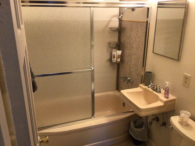 Upstairs 2nd bath - 4008 37th Ave SW