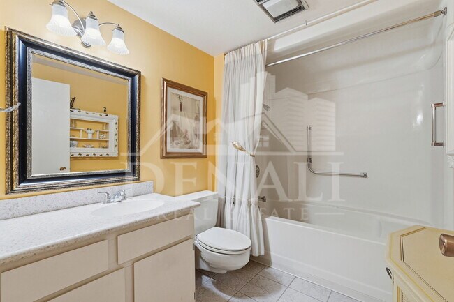 Building Photo - 9807 W Mockingbird Dr