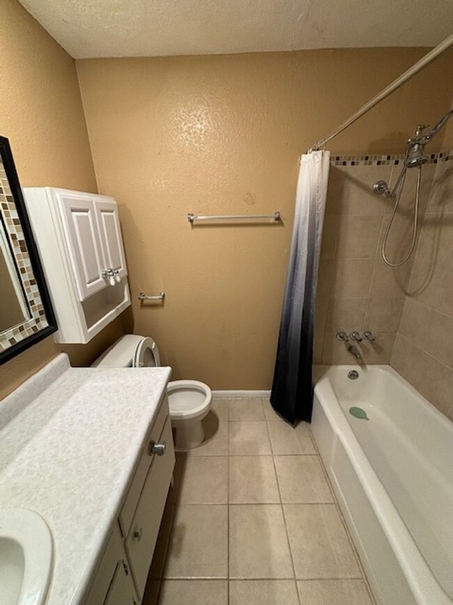 Building Photo - Clean 1 Bedroom / 1 Bathroom Condo in Cali...