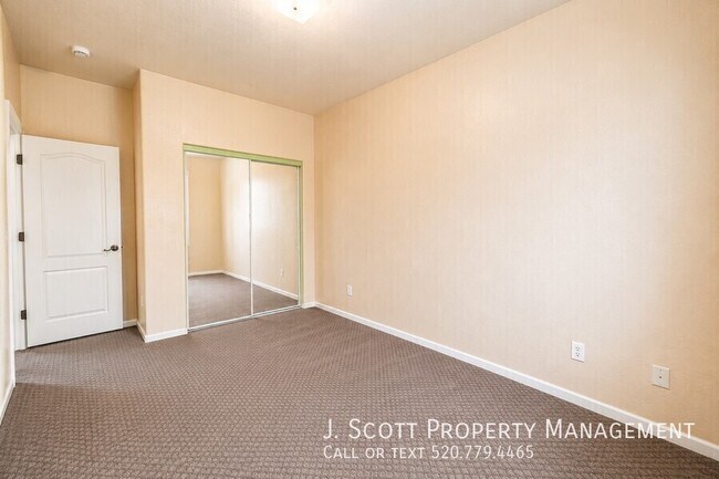 Building Photo - 4172 E Santa Fe Ln