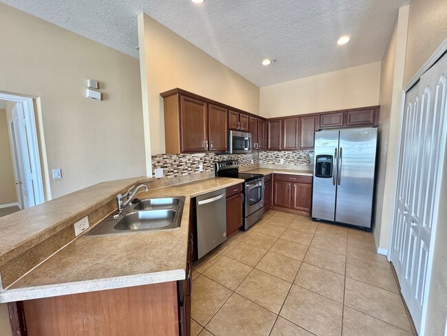 Building Photo - 6464 S Goldenrod Rd