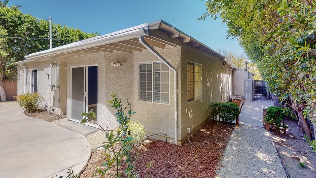 Side yard from Studio to back yard... - 18406 Bessemer St