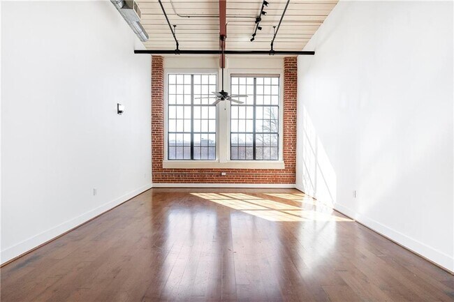 Building Photo - 1261 Caroline St NE
