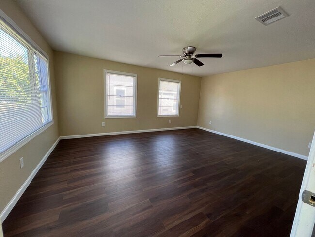 Building Photo - Newly remodeled 3bed/2bath in Eagle Lake, TX