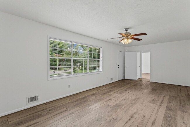 Building Photo - 6096 Hillpine Dr