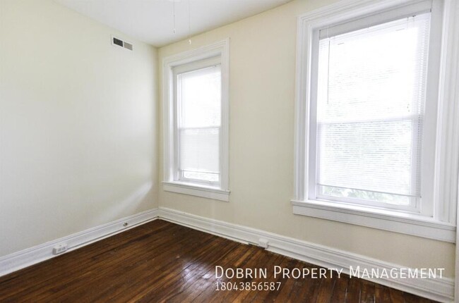 Building Photo - 301 S Pine St