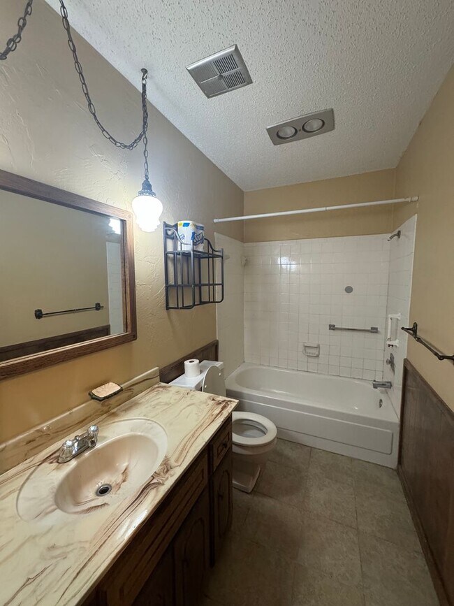 Building Photo - 3bedroom 2bedrooms 2 car garage