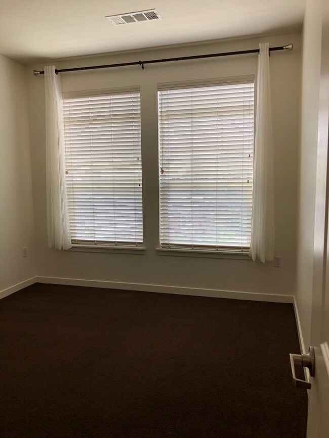Building Photo - 2BD/2BA condo w/ great kitchen, W/D, pool, garage & more!