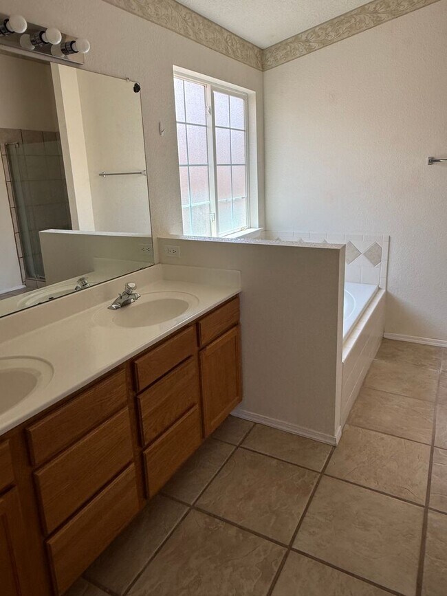 Building Photo - NW Home