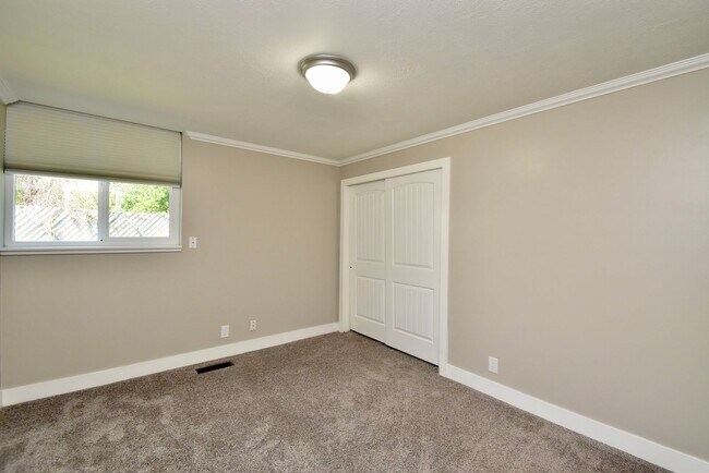 Building Photo - 127 E 1100 N