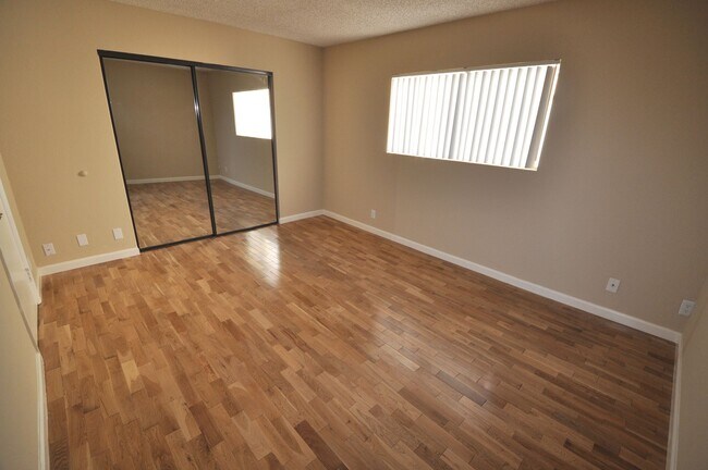 Building Photo - 11045 La Maida St