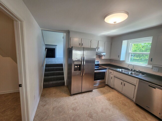 Building Photo - 4 bedroom house in Prince George