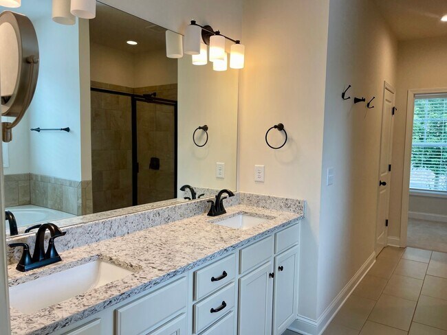 Building Photo - Gorgeous 5 bedroom 3.5 bath home in desira...