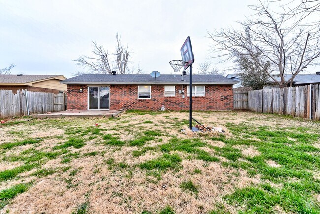 Building Photo - Updated Edmond Home with Newer Flooring