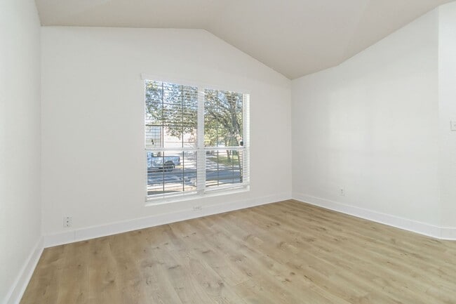 Building Photo - Gorgeous 3 bedroom, 2 bath home with a study near the Forum & Randolph AFB!