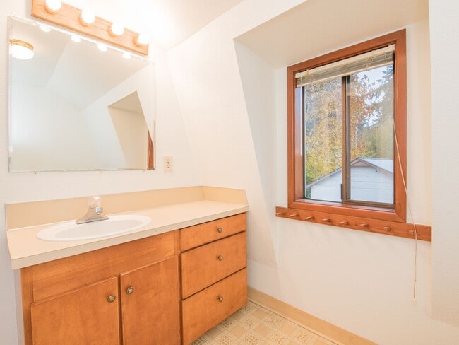 Building Photo - Adorable 2-bdrm/2-bath barn conversion home off River Road—Rural feel, close to everything