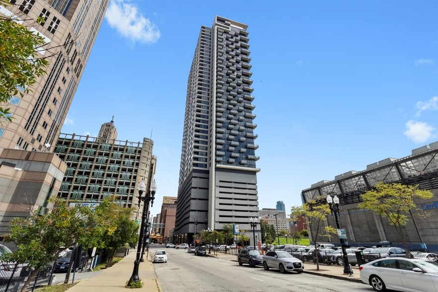 Building Photo - 235 W Van Buren St